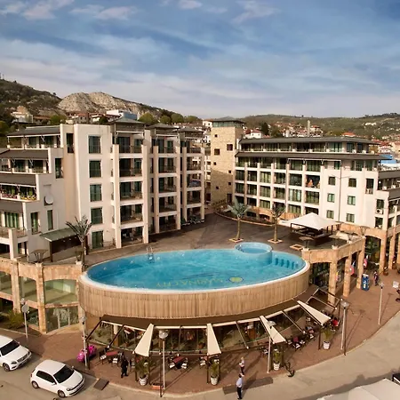 2 Bedroom Oliver In Marina