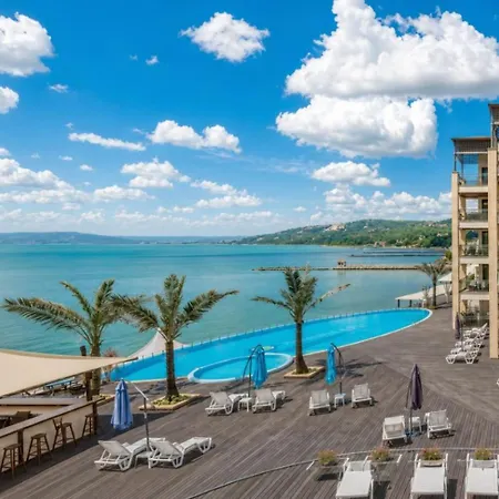 2 Bedroom Oliver In Marina